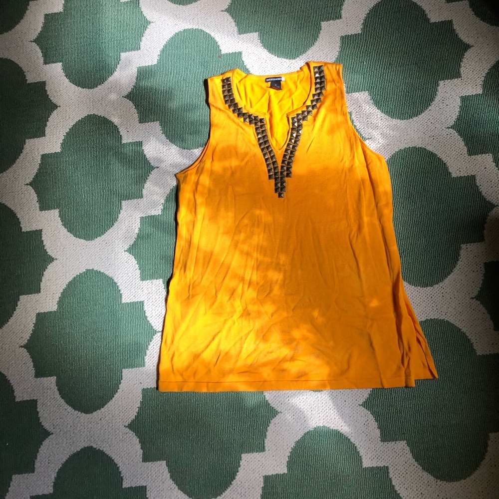 Sleeveless v neck top